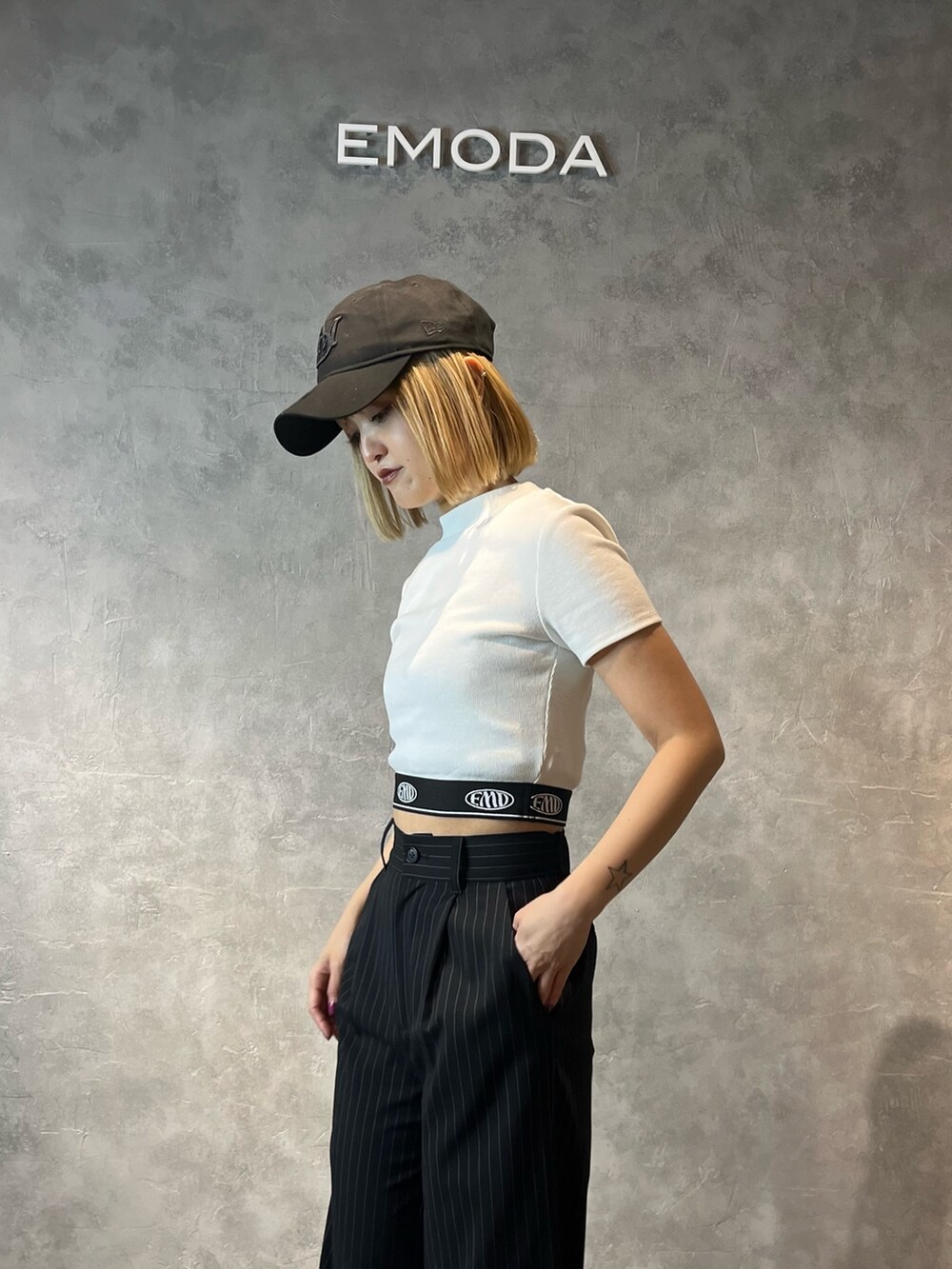 ホワイト系のTシャツ/カットソー、その他のその他パンツ、ブラック系のサンダルを着用したレディースの春コーディネートの4枚目の写真