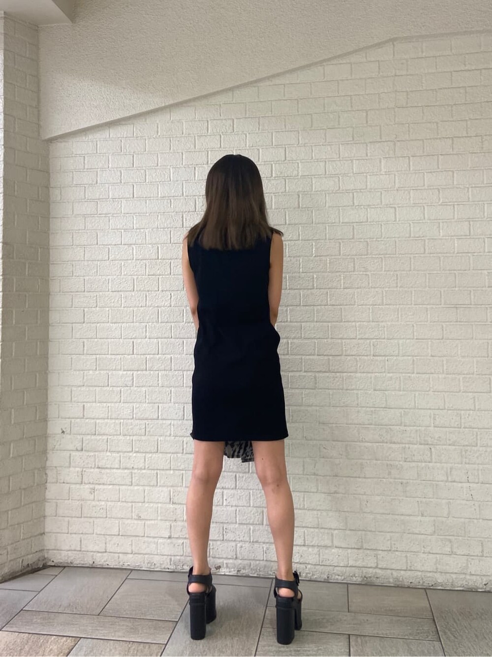 ブラック系のサンダル、その他のシャツ/ブラウス、ブラック系のワンピースを着用したレディースの春コーディネートの4枚目の写真