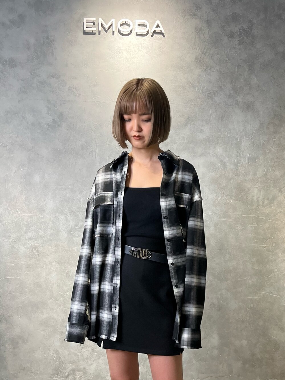 ブラック系のシャツ/ブラウス、ブラック系のキャミソール、ブラック系のスカートを着用したレディースの冬コーディネートの3枚目の写真