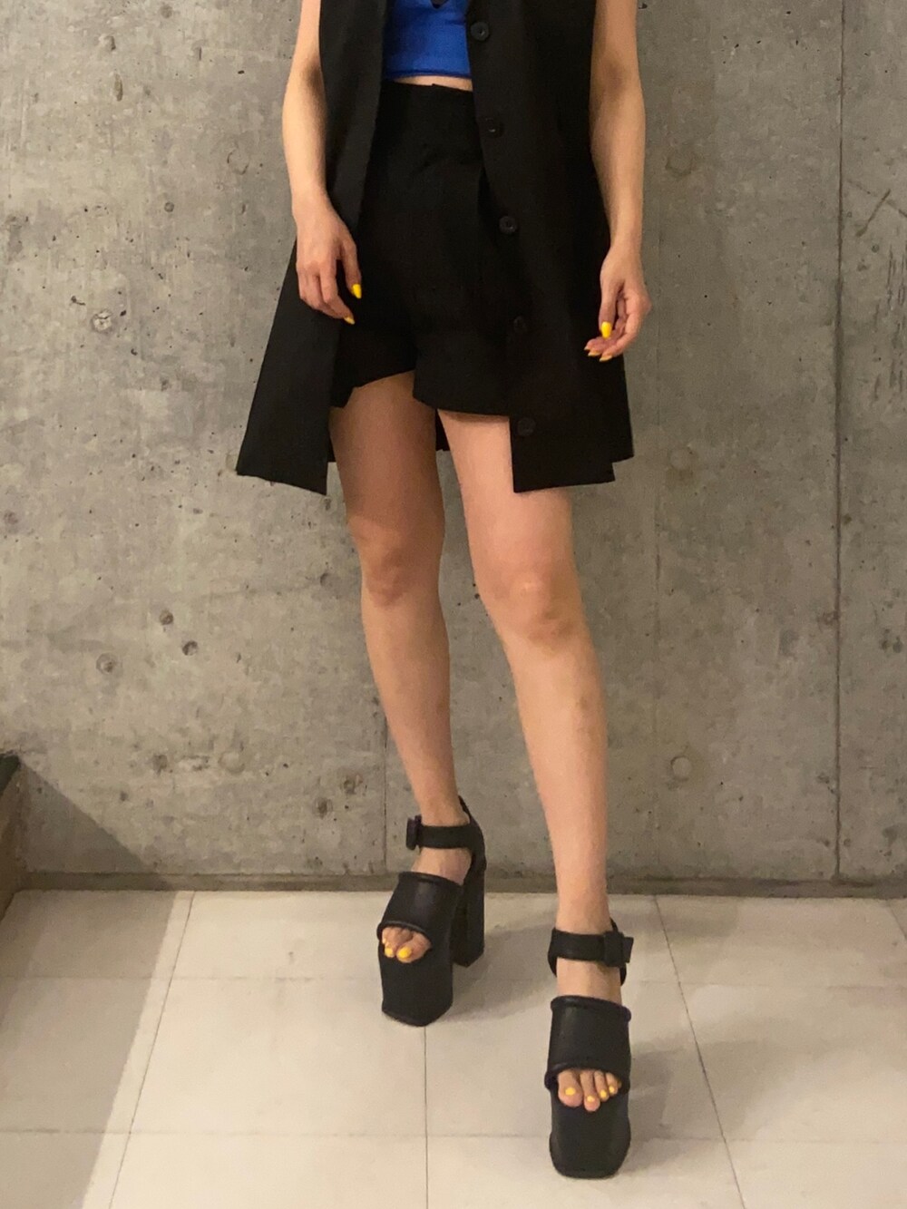 ブラック系のワンピース、ブルー系のキャミソール、ブラック系のその他パンツを着用したレディースの春コーディネートの5枚目の写真