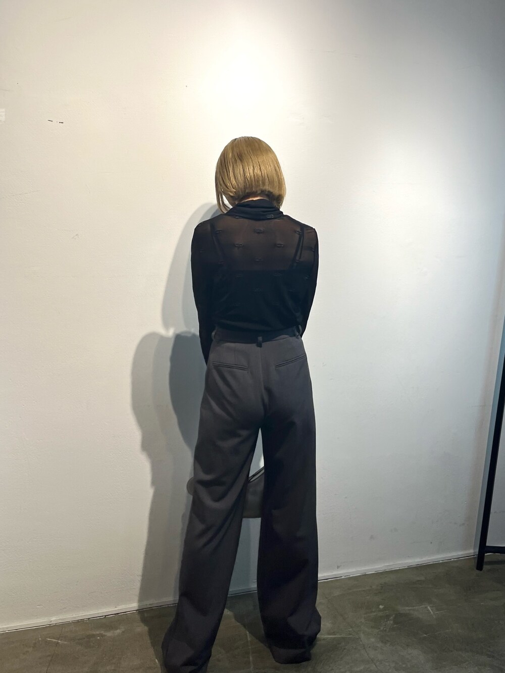 ブラック系のシャツ/ブラウス、グレー系のその他パンツ、シルバー系のハンドバッグを着用したレディースの冬コーディネートの3枚目の写真