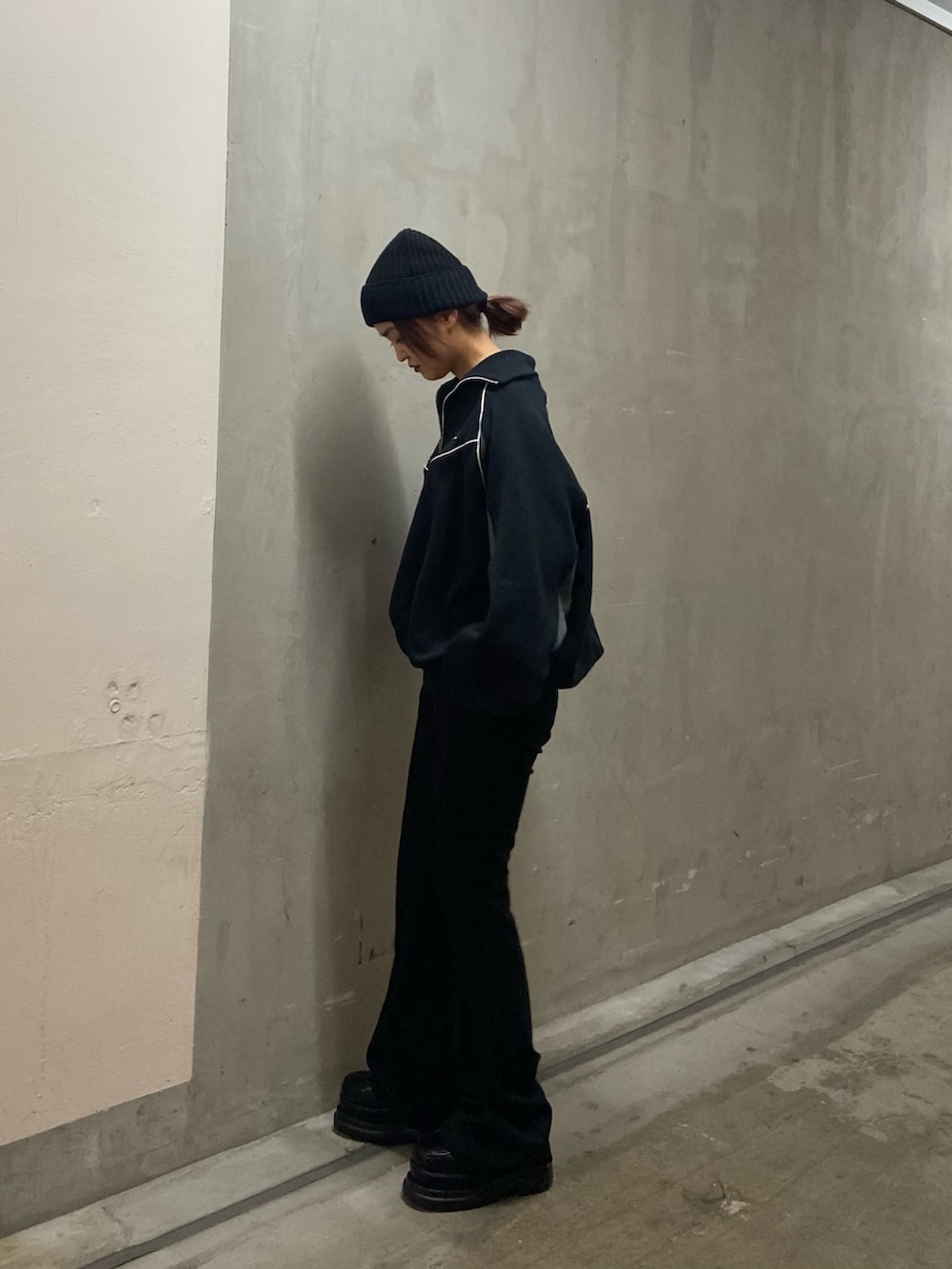 ブラック系のTシャツ/カットソー、ブラック系のカーゴパンツ、ブラック系のローファーを着用したレディースの冬コーディネートの2枚目の写真