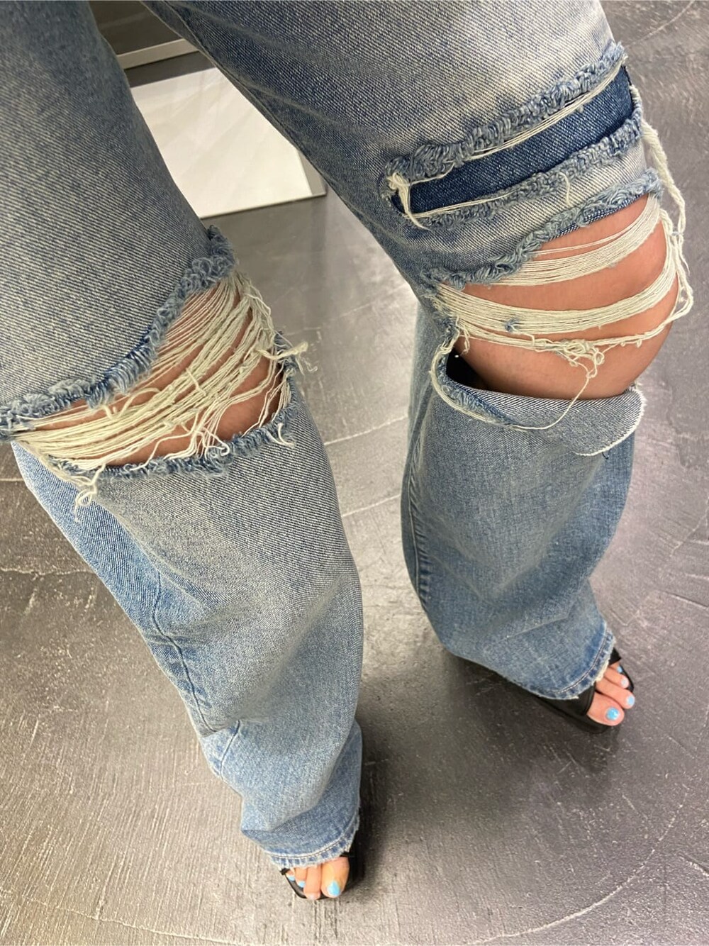 ブラック系のワンピース、ブルー系のデニムパンツ、ホワイト系のTシャツ/カットソーを着用したレディースの夏コーディネートの4枚目の写真