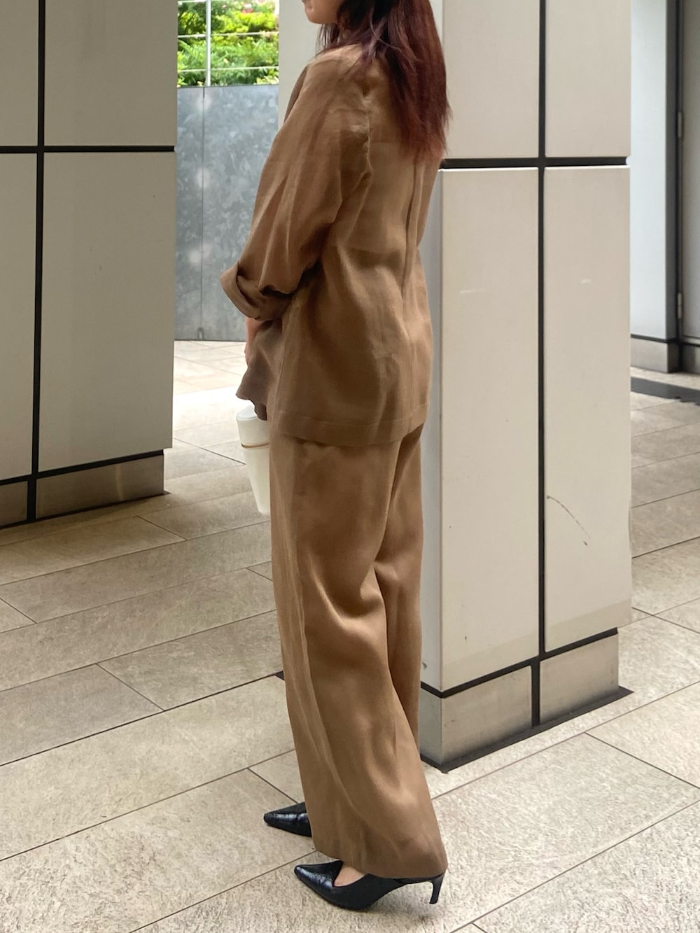 ブラウン系のその他パンツ、ブラック系のサンダル、ホワイト系のキャミソールを着用したレディースの春コーディネートの3枚目の写真