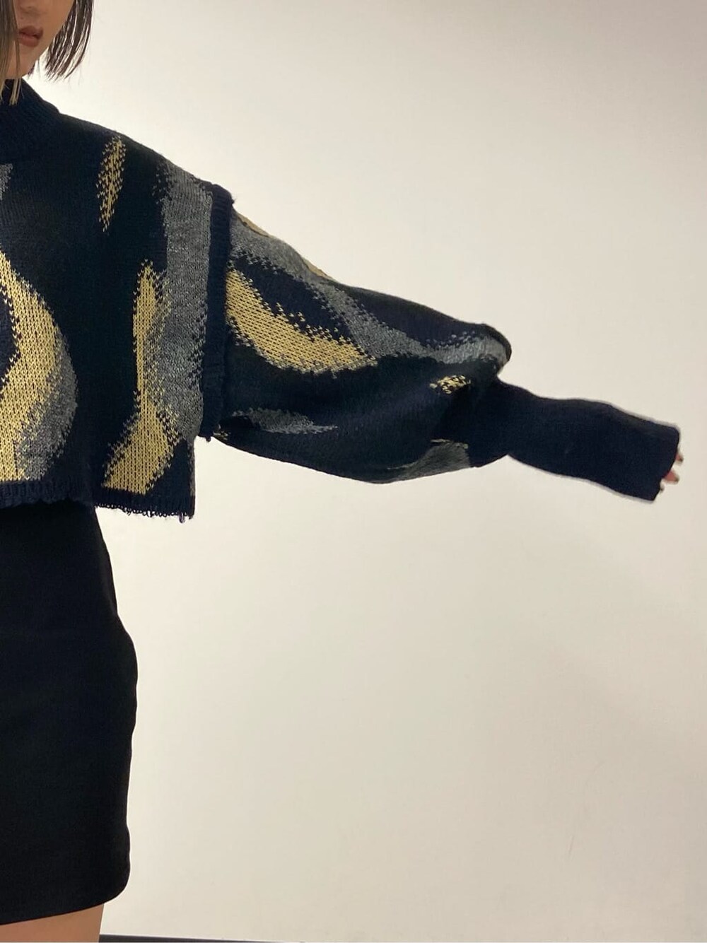 ブラック系のブーツ、ブラック系のスカート、ブラック系のテーラードジャケットを着用したレディースの秋コーディネートの6枚目の写真