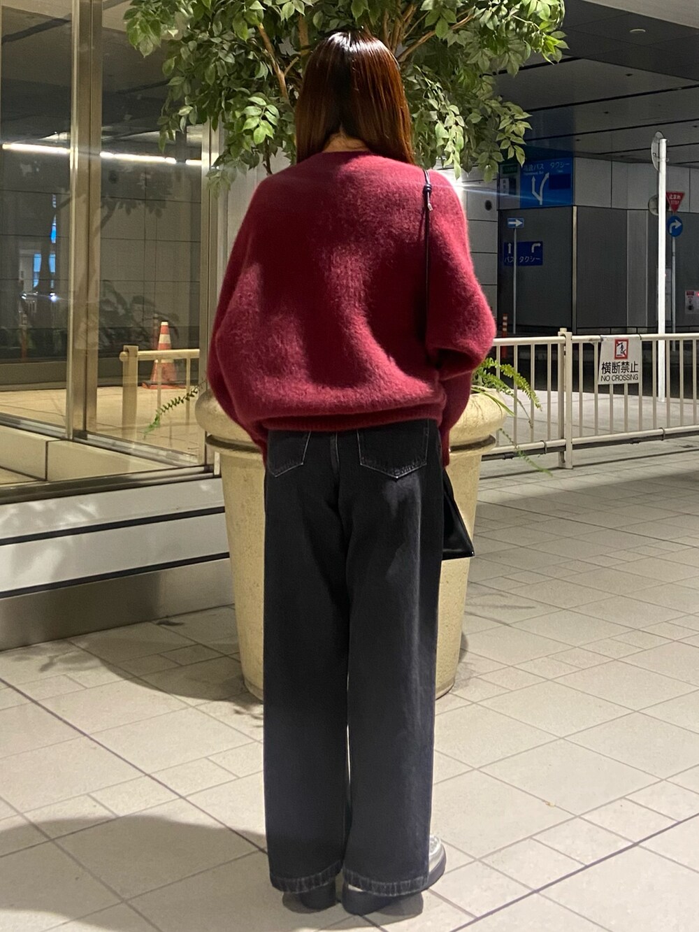 レッド系のカーディガン/ボレロ、ブラック系のデニムパンツ、シルバー系のローファーを着用したレディースの夏コーディネートの4枚目の写真