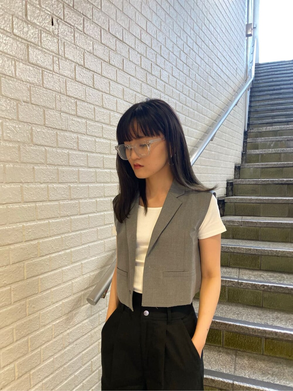 ブラック系のサンダル、ブラック系のその他パンツ、グレー系のテーラードジャケットを着用したレディースの夏コーディネートの4枚目の写真