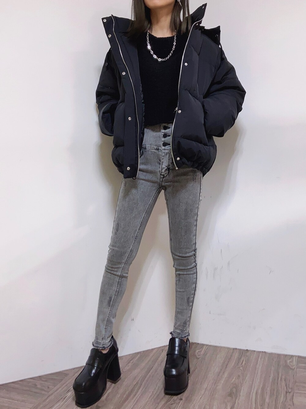 ブラック系のニット/セーターを着用したレディースの秋コーディネートの5枚目の写真