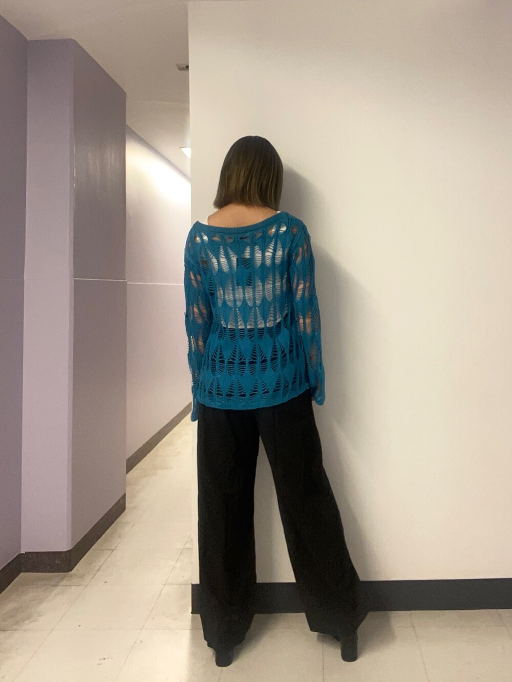 ブルー系のカーディガン/ボレロ、ホワイト系のニット/セーター、ブラック系のその他パンツを着用したレディースの春コーディネートの3枚目の写真