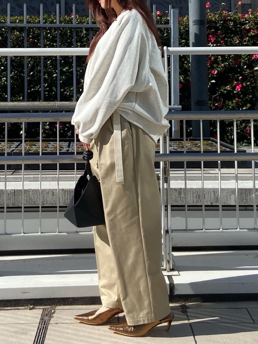 ホワイト系のTシャツ/カットソー、ベージュ系のその他パンツ、その他のパンプスを着用したレディースの冬コーディネートの3枚目の写真