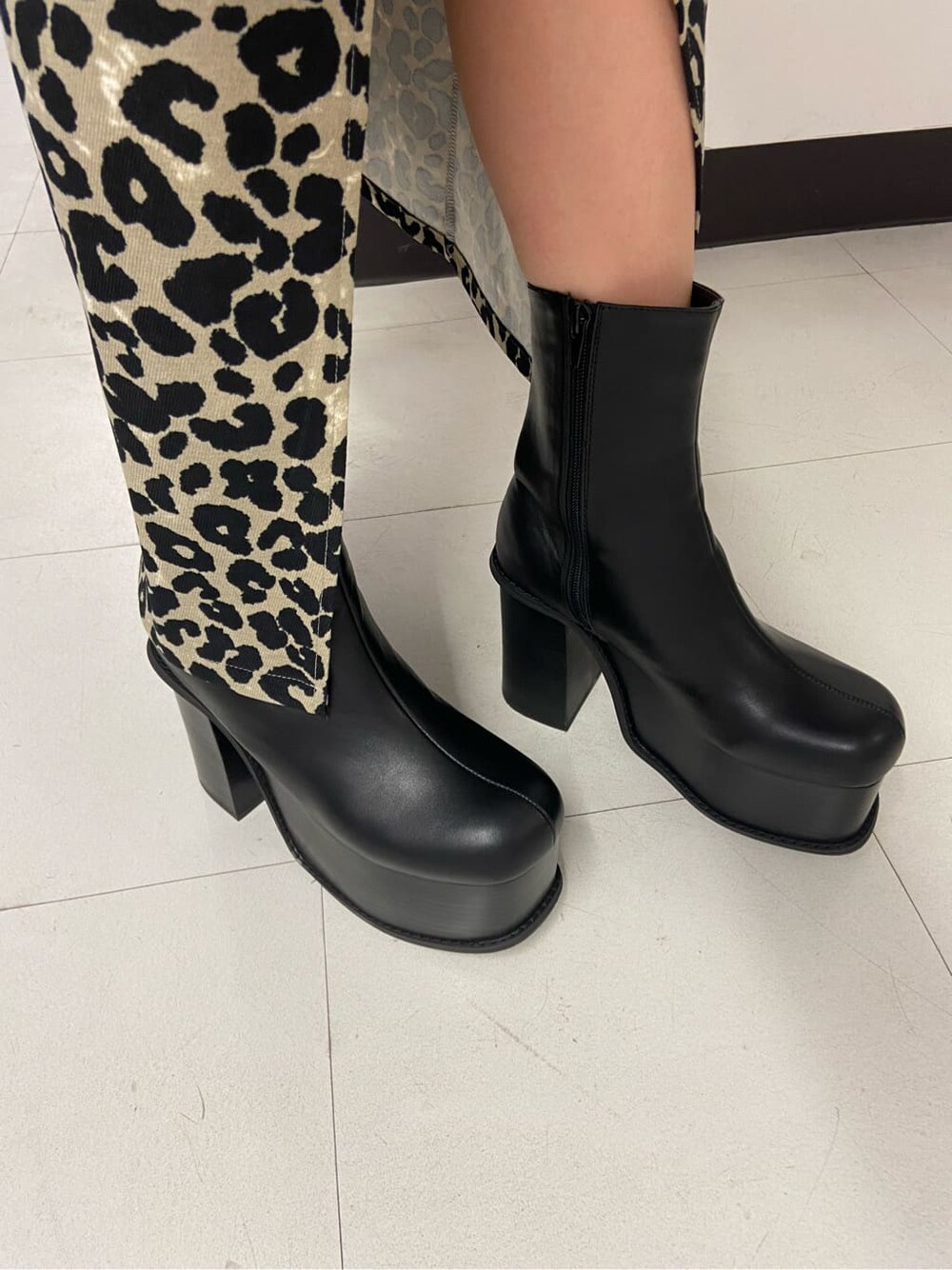 ブラック系のブーツ、ブラック系のカーディガン/ボレロ、その他のスカートを着用したレディースの秋コーディネートの7枚目の写真