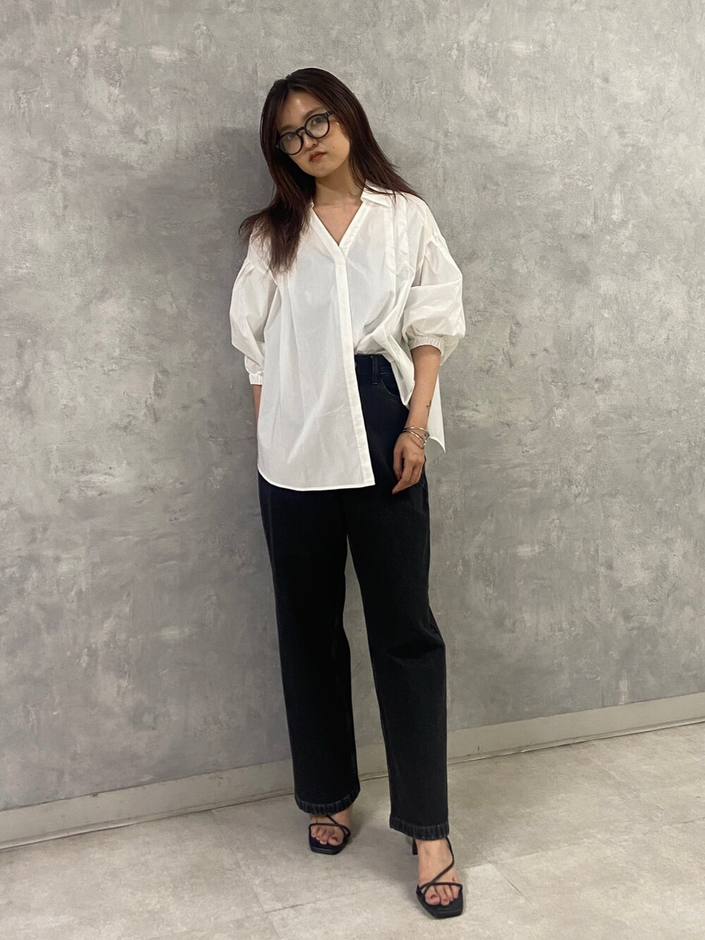 ホワイト系のシャツ/ブラウス、ブラック系のデニムパンツ、ブラック系のサンダルを着用したレディースの夏コーディネートの2枚目の写真