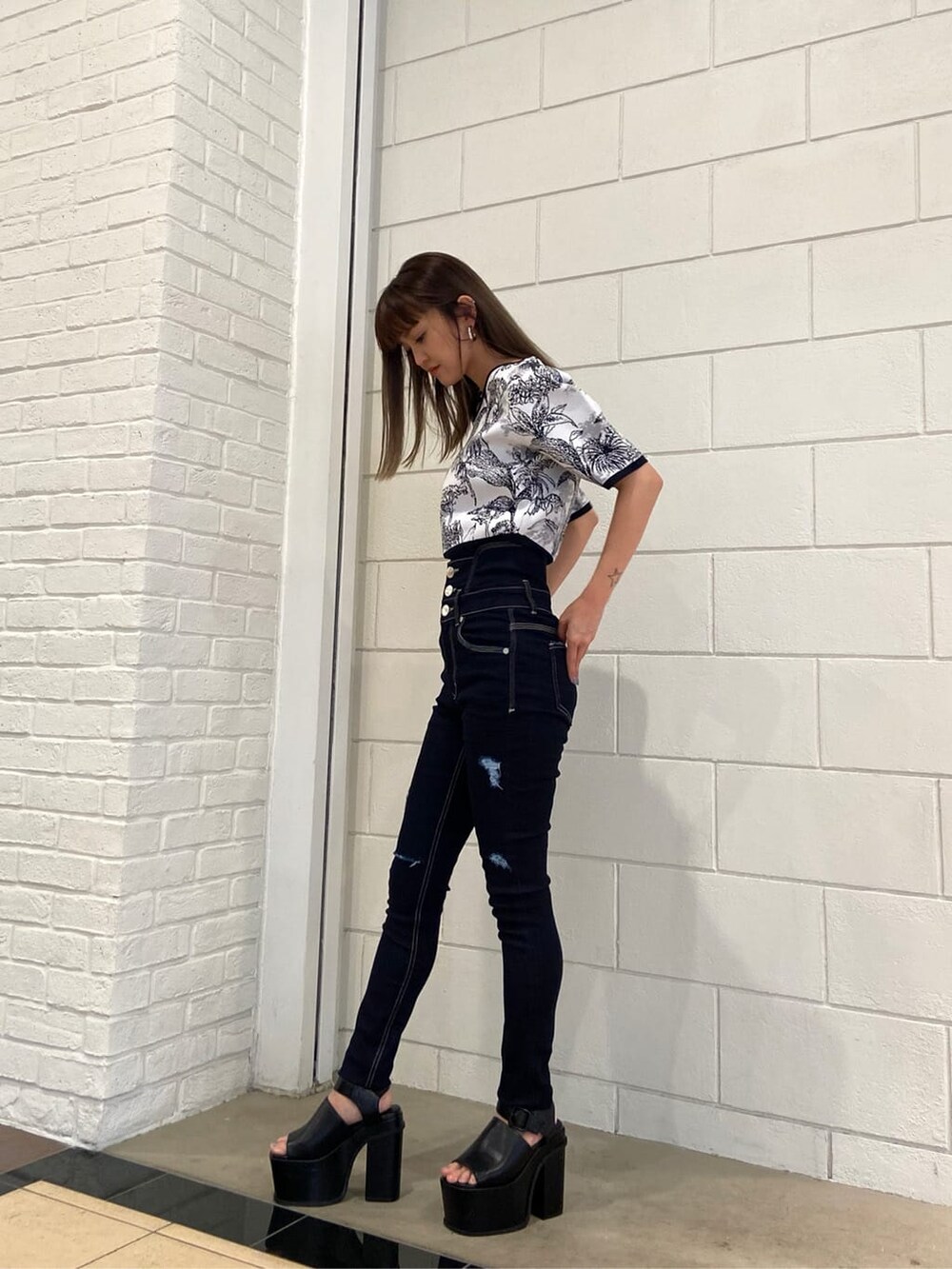 ブルー系のデニムパンツ、ブラック系のサンダル、その他のニット/セーターを着用したレディースの春コーディネートの2枚目の写真