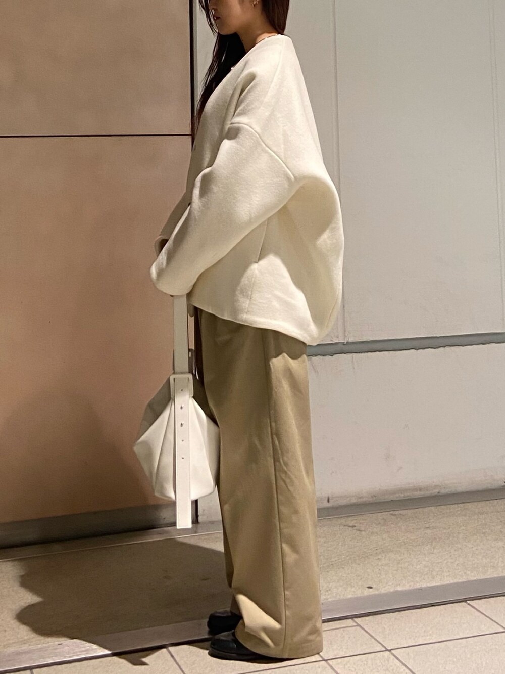 ホワイト系のノーカラージャケット、ホワイト系のTシャツ/カットソー、ベージュ系のその他パンツを着用したレディースの冬コーディネートの2枚目の写真