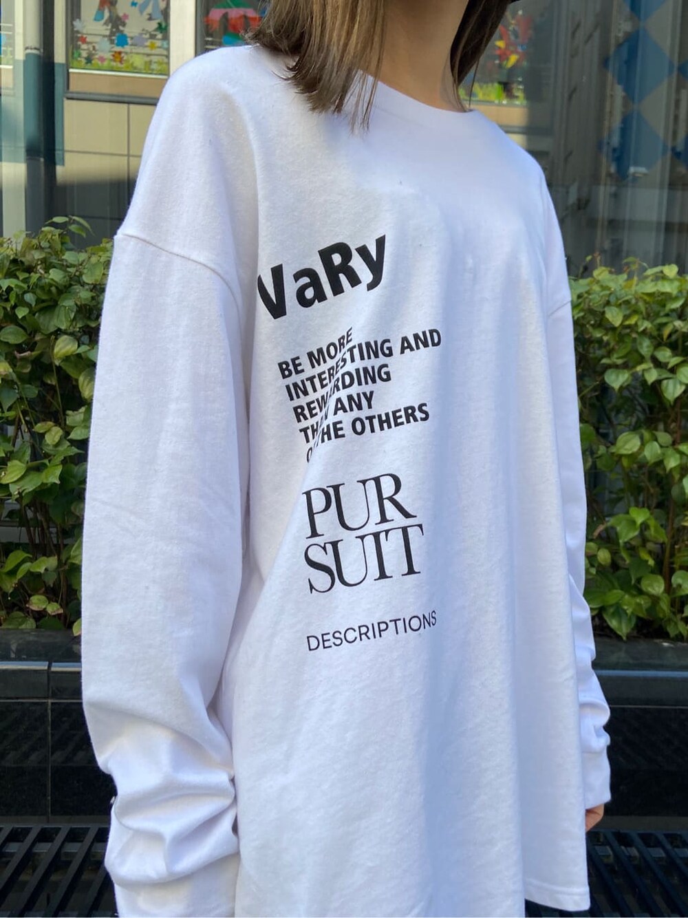 ホワイト系のローファー、ホワイト系のTシャツ/カットソー、イエロー系のその他パンツを着用したレディースの春コーディネートの6枚目の写真