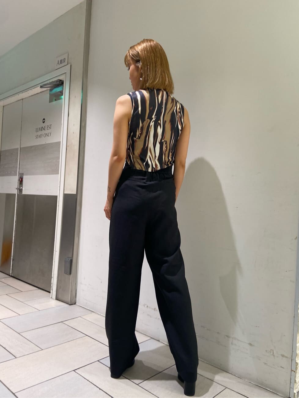 ブラック系のその他パンツ、ブラック系のサンダル、その他のTシャツ/カットソーを着用したレディースの夏コーディネートの2枚目の写真