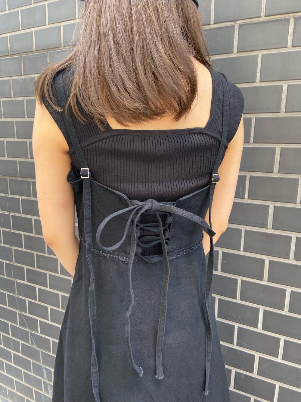 ブラック系のワンピース、ブラック系のサンダル、ブラック系のタンクトップを着用したレディースの夏コーディネートの3枚目の写真