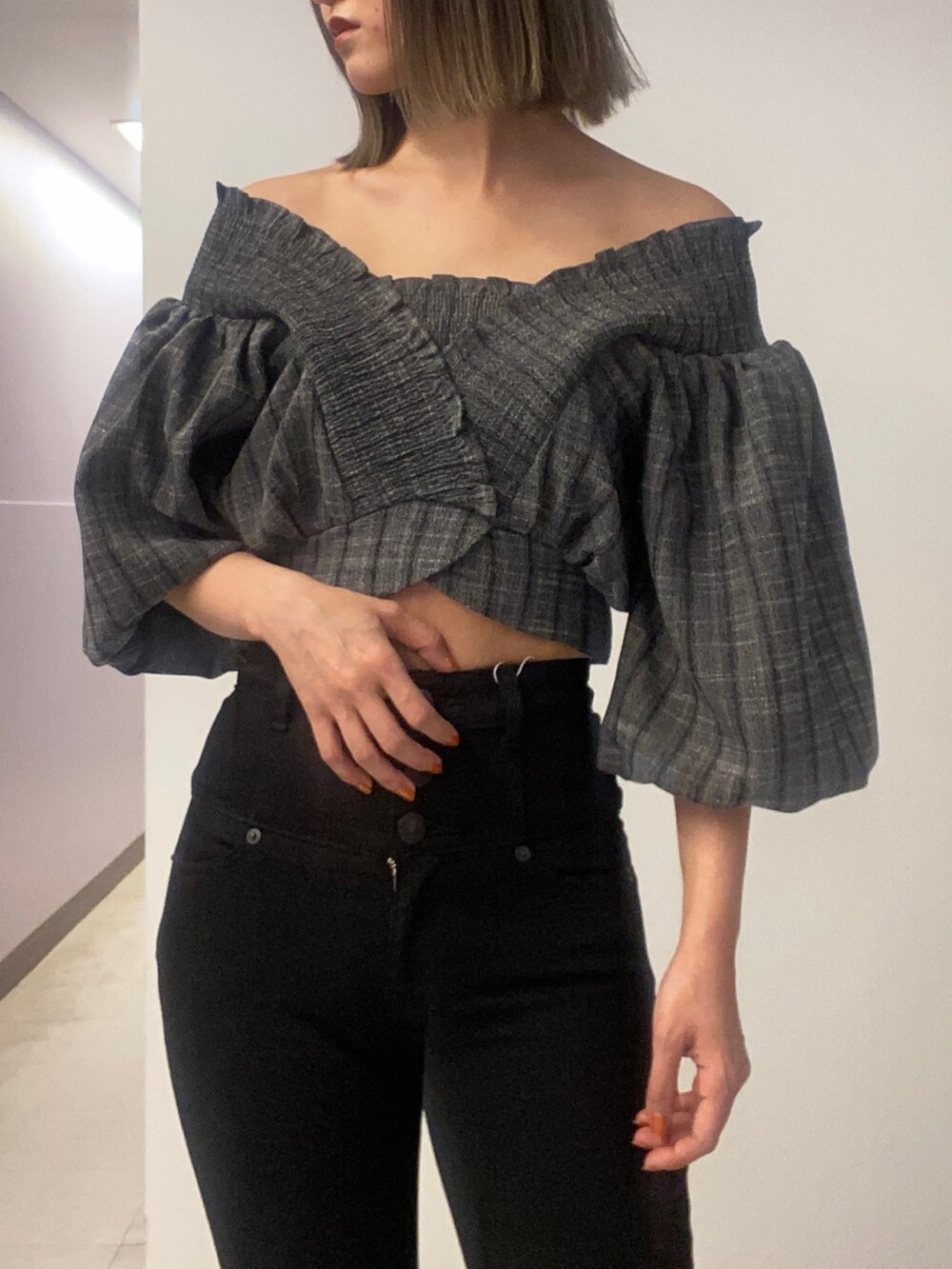 ブラック系のTシャツ/カットソー、ブラック系のデニムパンツ、ブラック系のサンダルを着用したレディースの春コーディネートの5枚目の写真