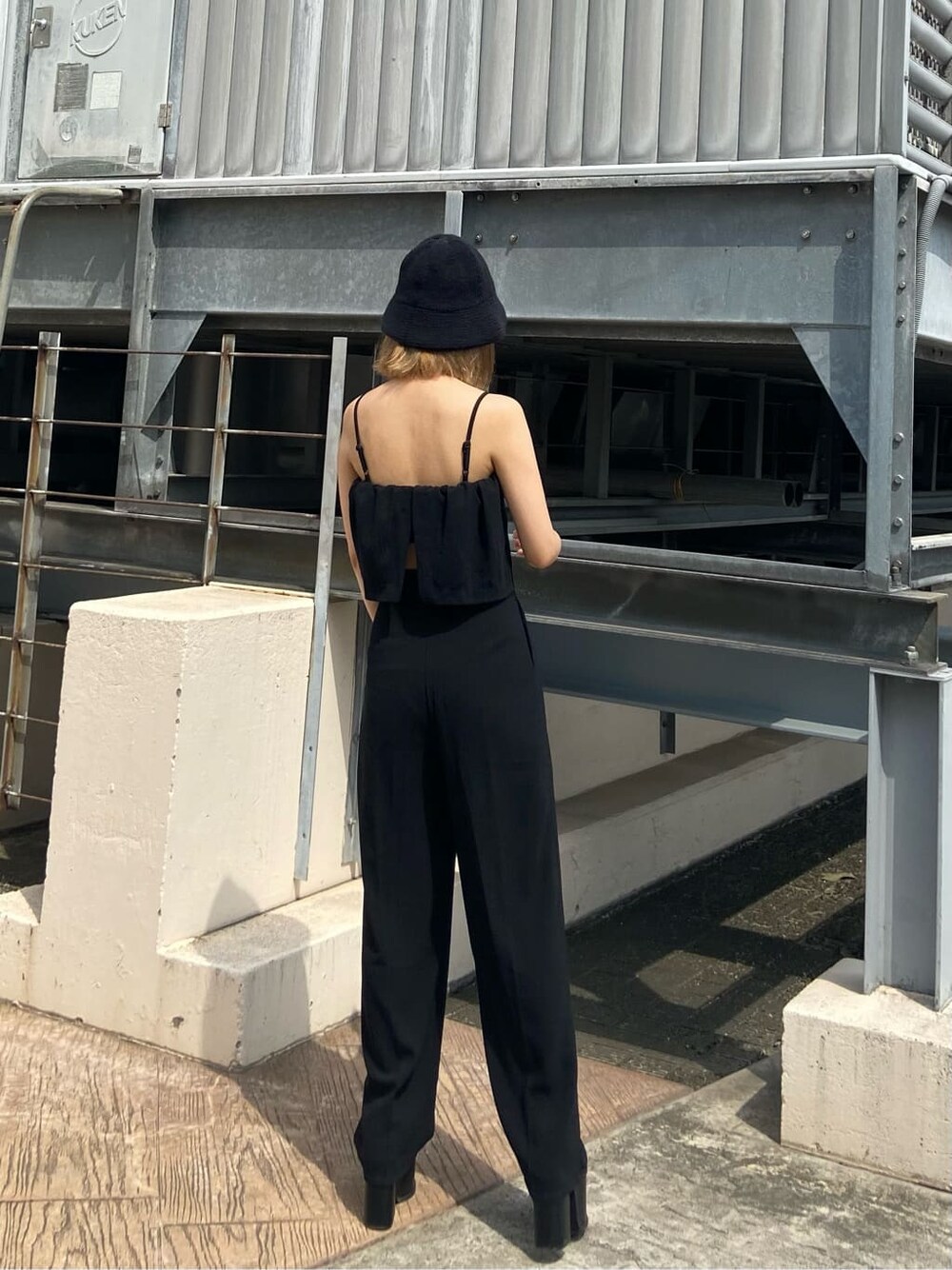 ブラック系のつなぎ/オールインワン、ブラック系のサンダル、ブラック系のハットを着用したレディースの夏コーディネートの3枚目の写真