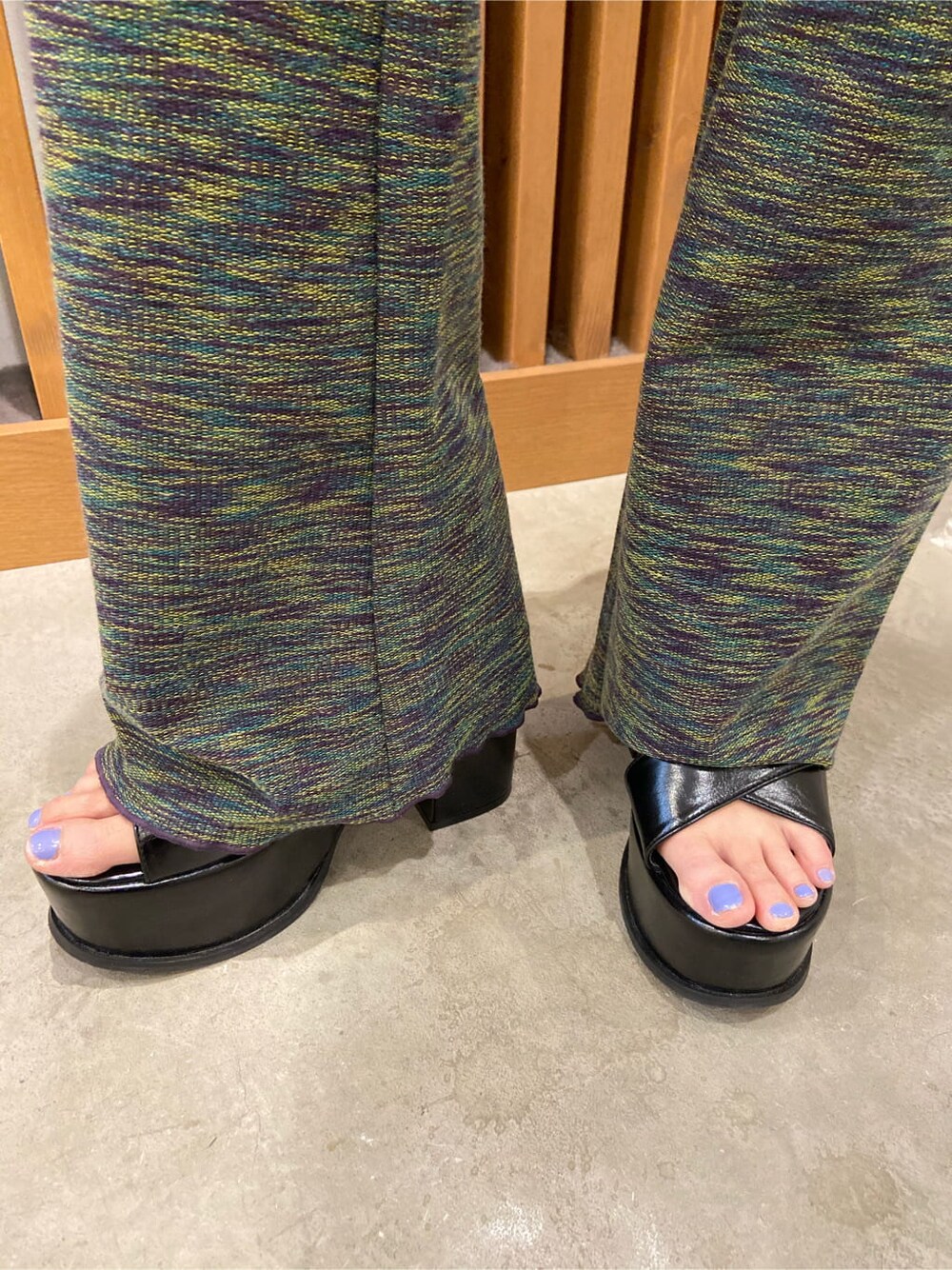 ブラック系のキャミソール、ホワイト系のシャツ/ブラウス、ブラック系のサンダルを着用したレディースの春コーディネートの8枚目の写真