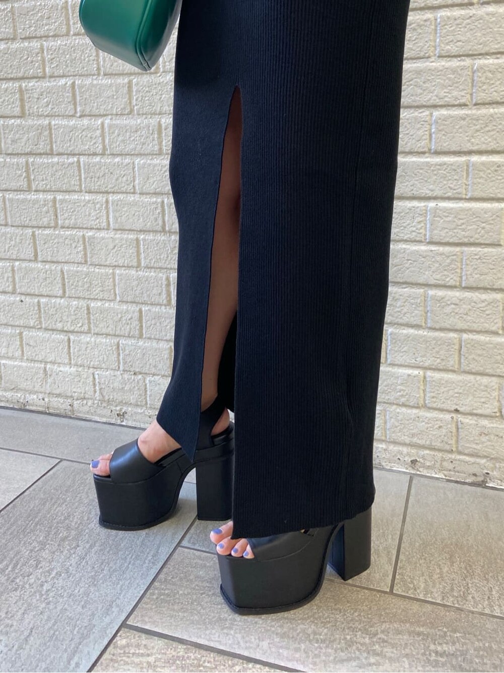 ブラック系のサンダル、ブルー系のショルダーバッグ、ブラック系のワンピースを着用したレディースの春コーディネートの5枚目の写真