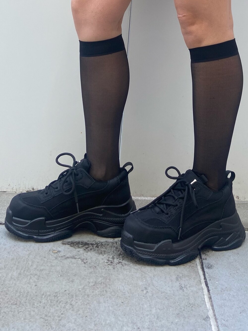 グレー系のブルゾン、ブラック系のキャミソール、グレー系のスカートを着用したレディースの冬コーディネートの5枚目の写真