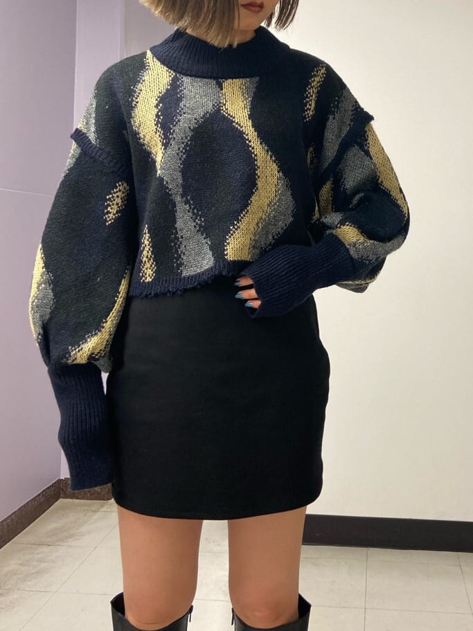 ブラック系のブーツ、ブラック系のスカート、ブラック系のテーラードジャケットを着用したレディースの秋コーディネートの5枚目の写真