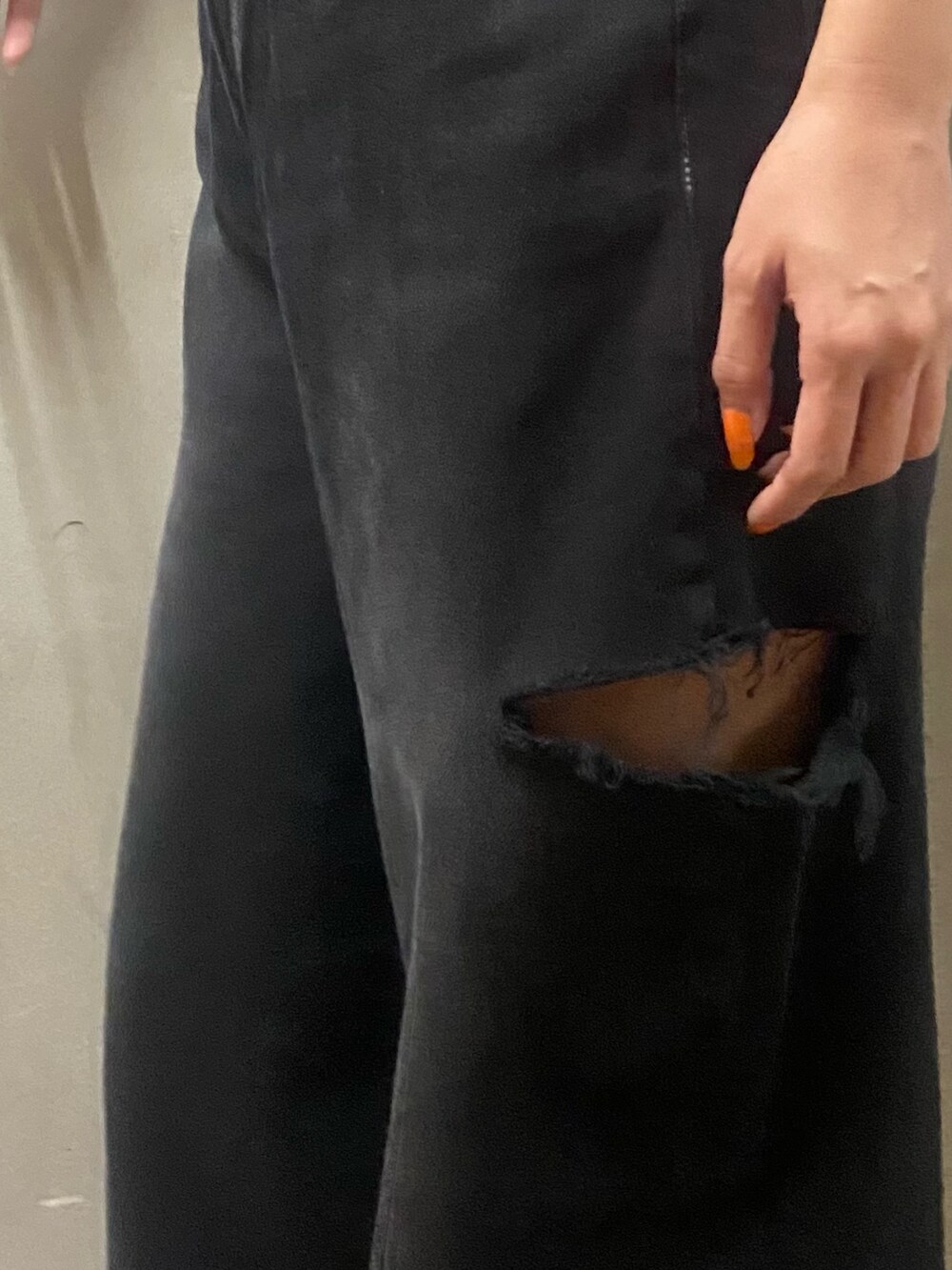 ブラック系のTシャツ/カットソー、ブラック系のデニムパンツ、ブラック系のサンダルを着用したレディースの夏コーディネートの6枚目の写真