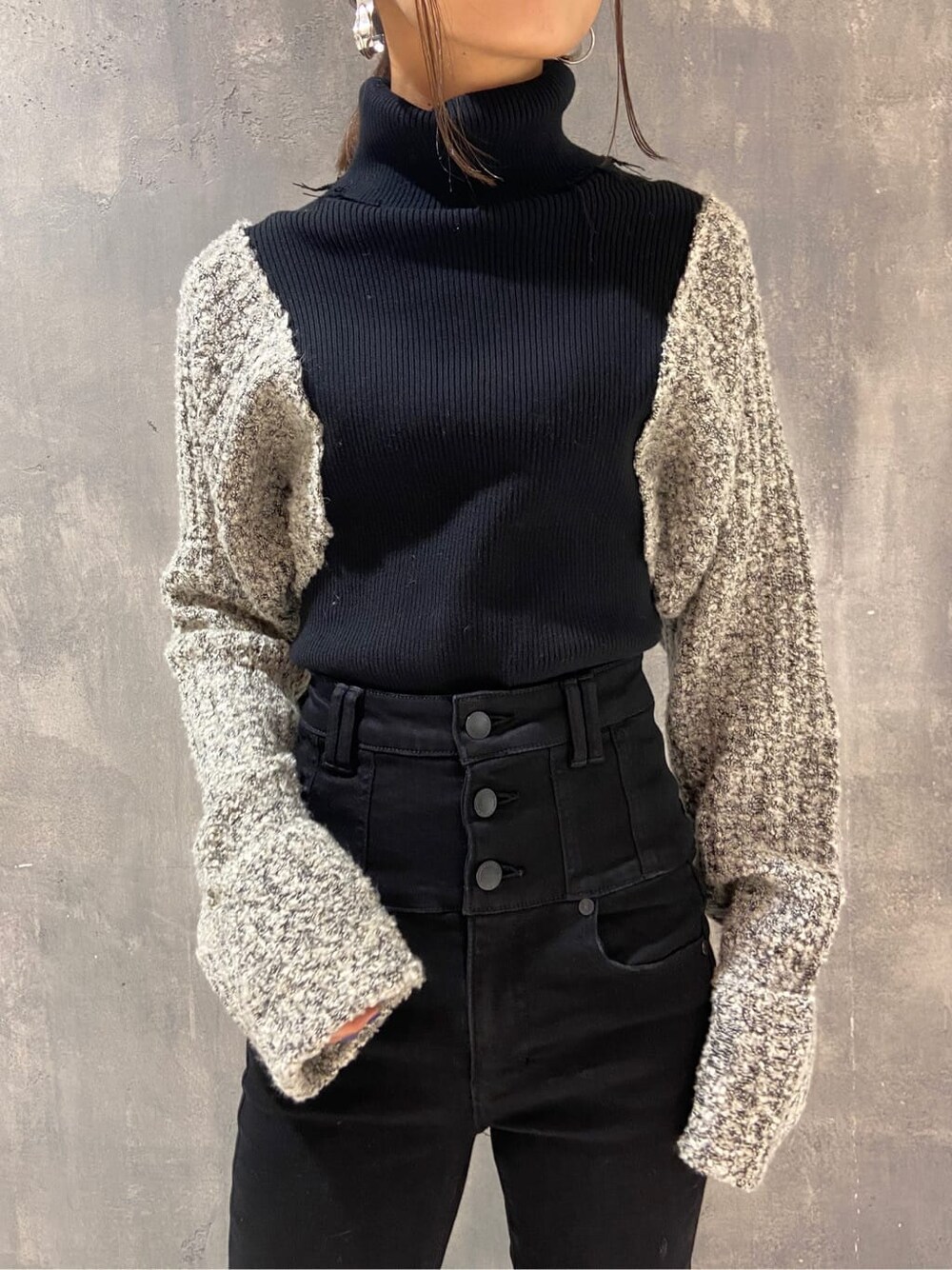 ブラック系のローファー、ブラック系のニット/セーター、ブラック系のデニムパンツを着用したレディースの秋コーディネートの3枚目の写真