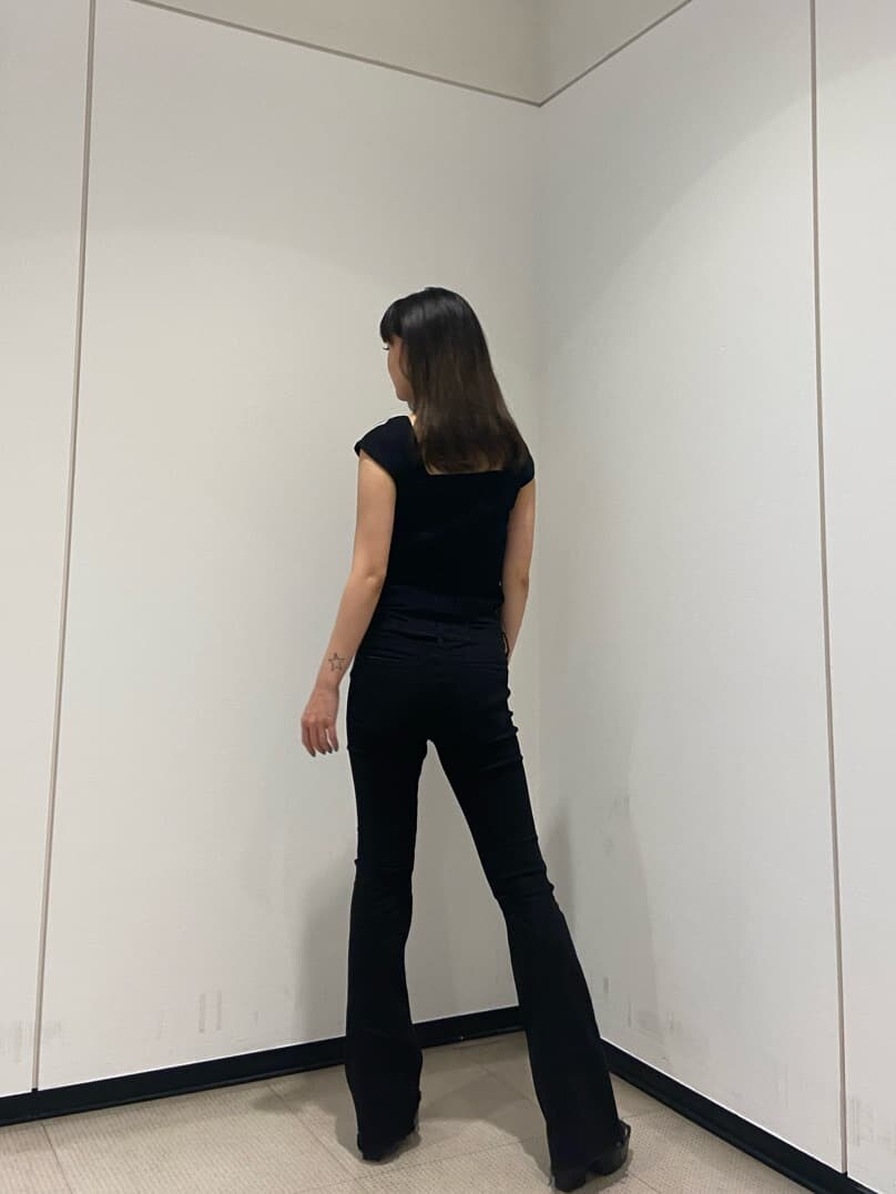 ブラック系のサンダル、ブラック系のデニムパンツ、ブラック系のタンクトップを着用したレディースの夏コーディネートの4枚目の写真