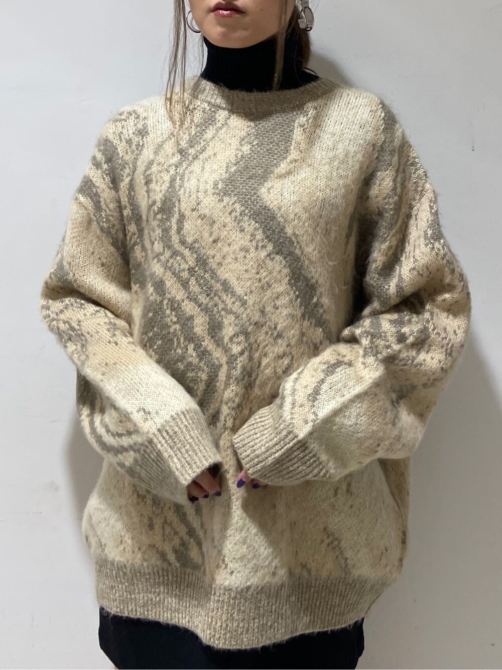 ブラック系のブーツ、ブラック系のスカート、ブラック系のニット/セーターを着用したレディースの冬コーディネートの3枚目の写真