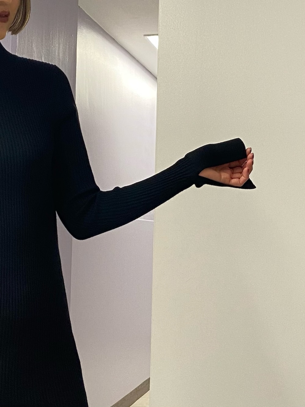 ブラック系のワンピース、ブラック系のブーツを着用したレディースの冬コーディネートの6枚目の写真