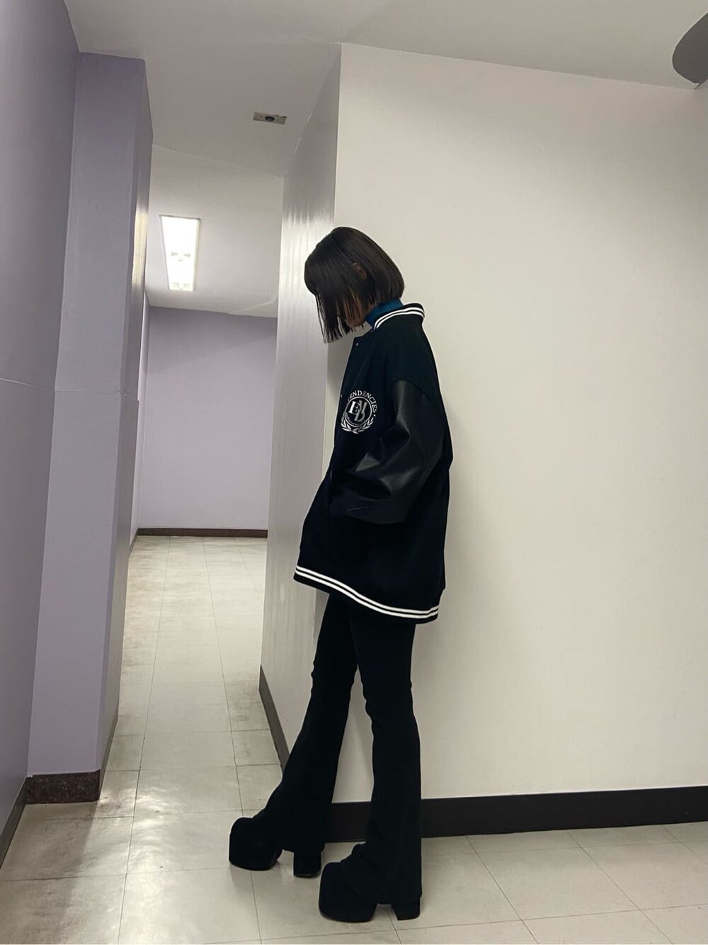 ブラック系のブーツ、ブラック系のブルゾン、ブルー系のニット/セーターを着用したレディースの秋コーディネートの3枚目の写真