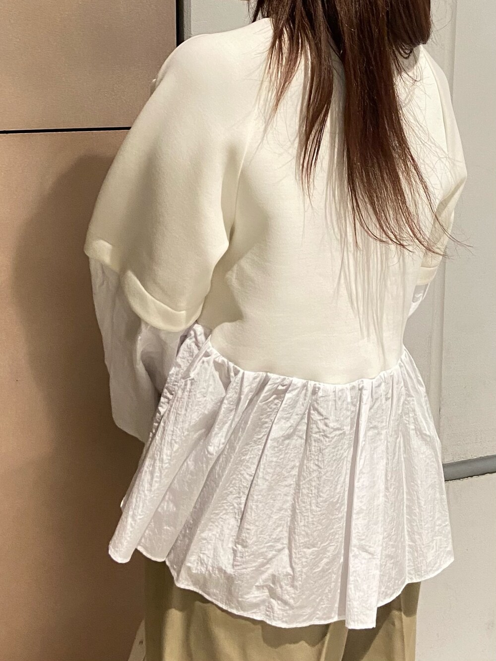 ホワイト系のノーカラージャケット、ホワイト系のTシャツ/カットソー、ベージュ系のその他パンツを着用したレディースの冬コーディネートの7枚目の写真