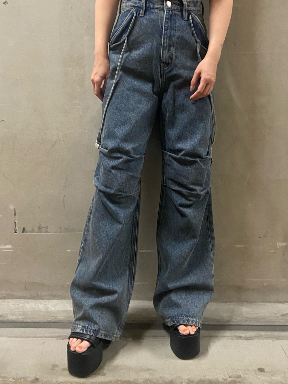 ブラック系のTシャツ/カットソー、ブルー系のデニムパンツ、ブラック系のサンダルを着用したレディースの夏コーディネートの5枚目の写真