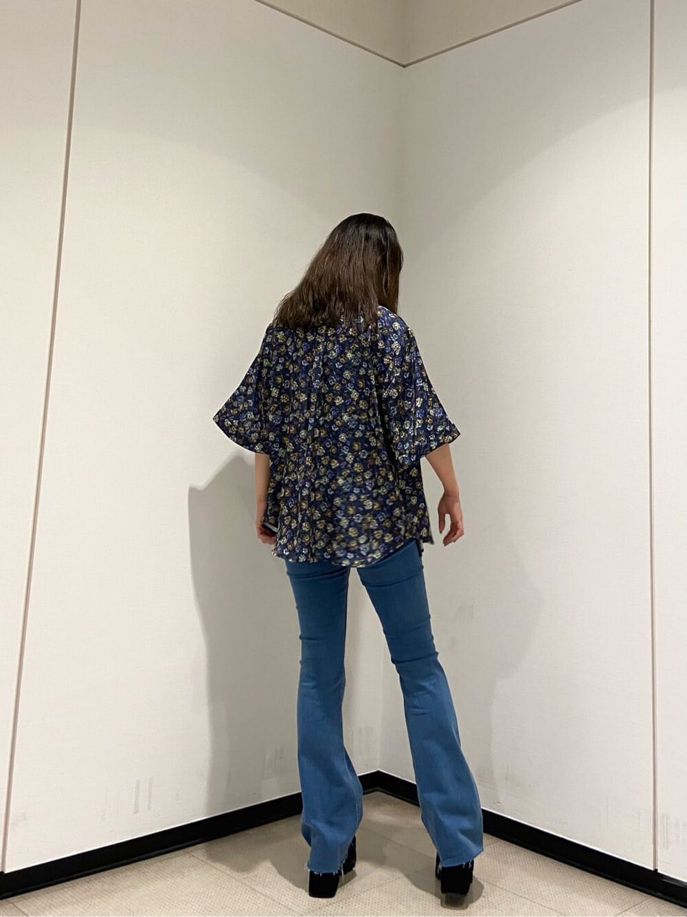 その他のシャツ/ブラウス、ブルー系のデニムパンツ、ブラック系のサンダルを着用したレディースの夏コーディネートの3枚目の写真