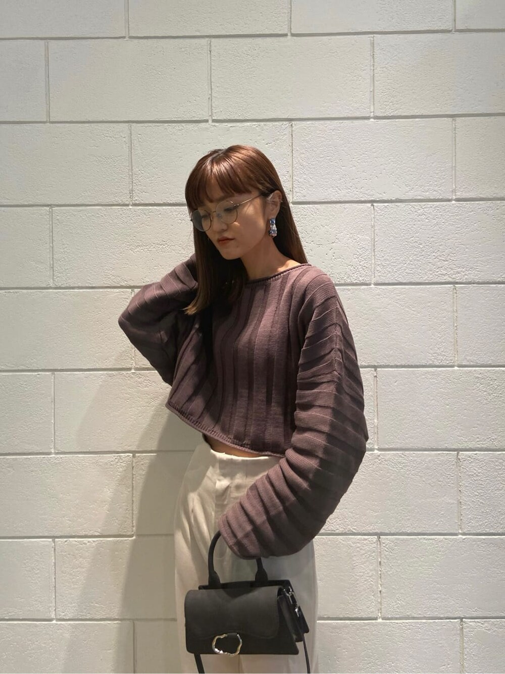 ホワイト系のその他パンツ、ブラック系のローファー、ブラック系のハンドバッグを着用したレディースの冬コーディネートの4枚目の写真