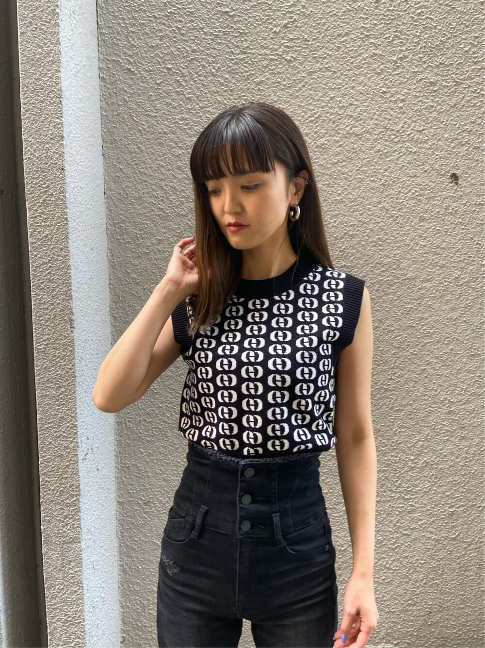 ブラック系のサンダル、その他のタンクトップ、ブラック系のデニムパンツを着用したレディースの春コーディネートの4枚目の写真