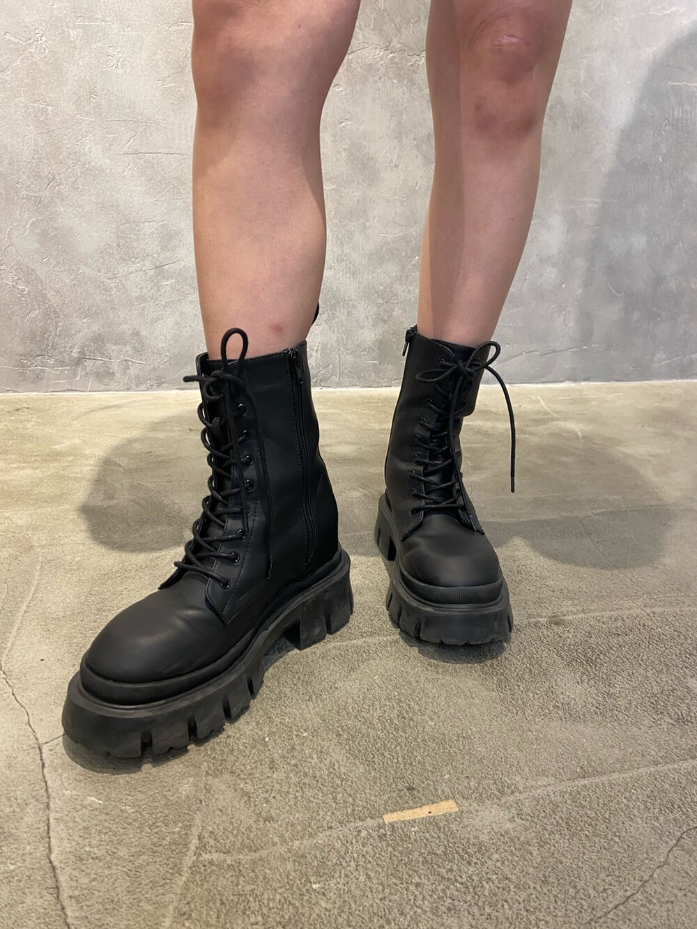 ホワイト系のシャツ/ブラウス、グリーン系のカーディガン/ボレロ、ブラック系のスカートを着用したレディースの冬コーディネートの7枚目の写真