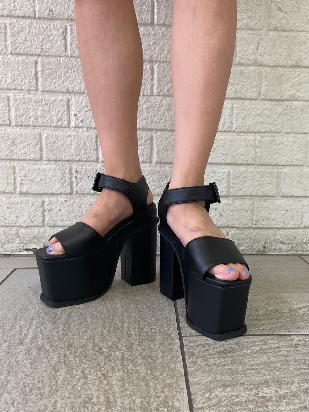 ブラック系のサンダル、オレンジ系のその他パンツ、ブラック系のTシャツ/カットソーを着用したレディースの春コーディネートの7枚目の写真