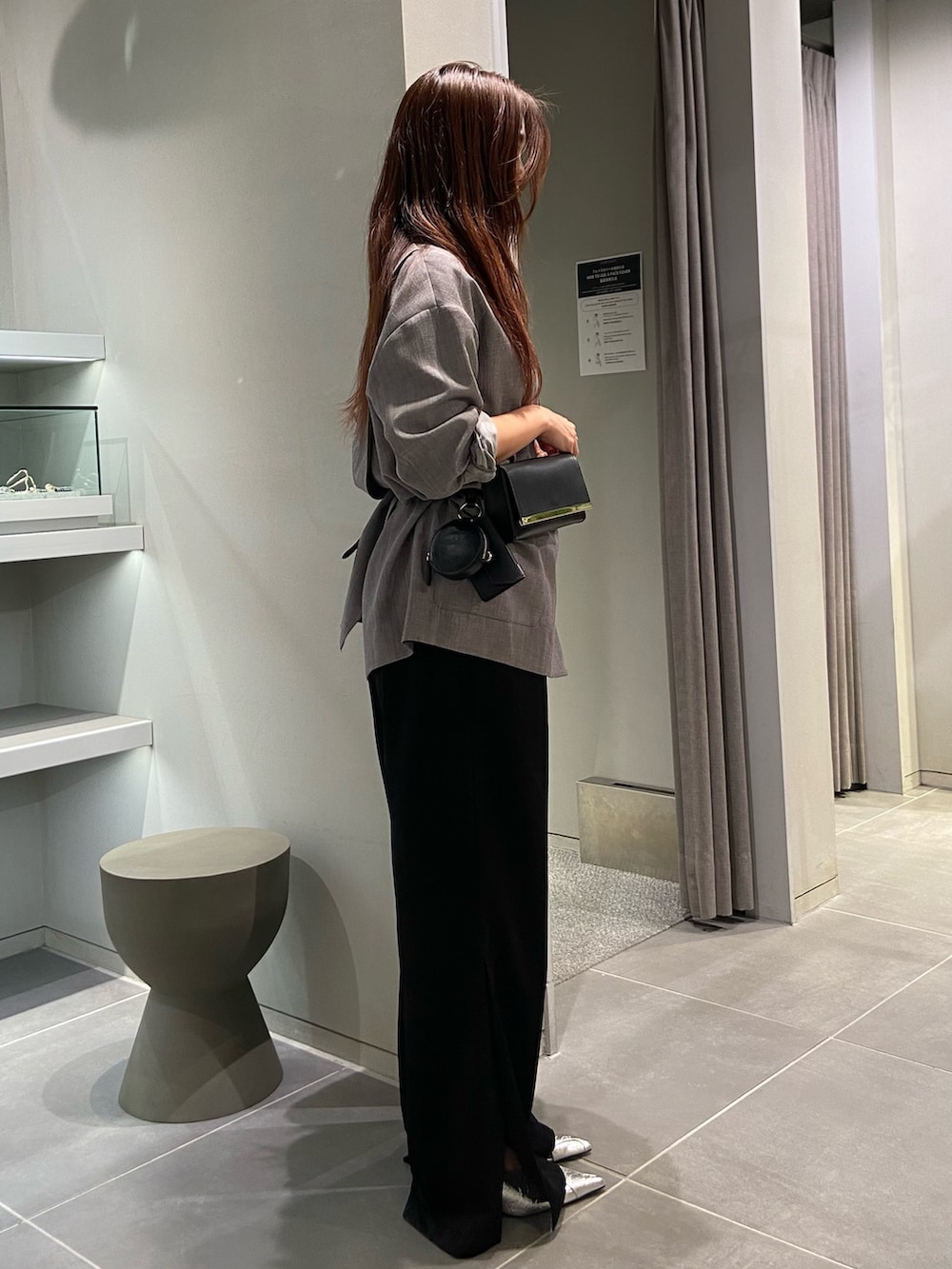 グレー系のテーラードジャケット、ブラック系のショルダーバッグ、ブラック系のその他パンツを着用したレディースの冬コーディネートの3枚目の写真