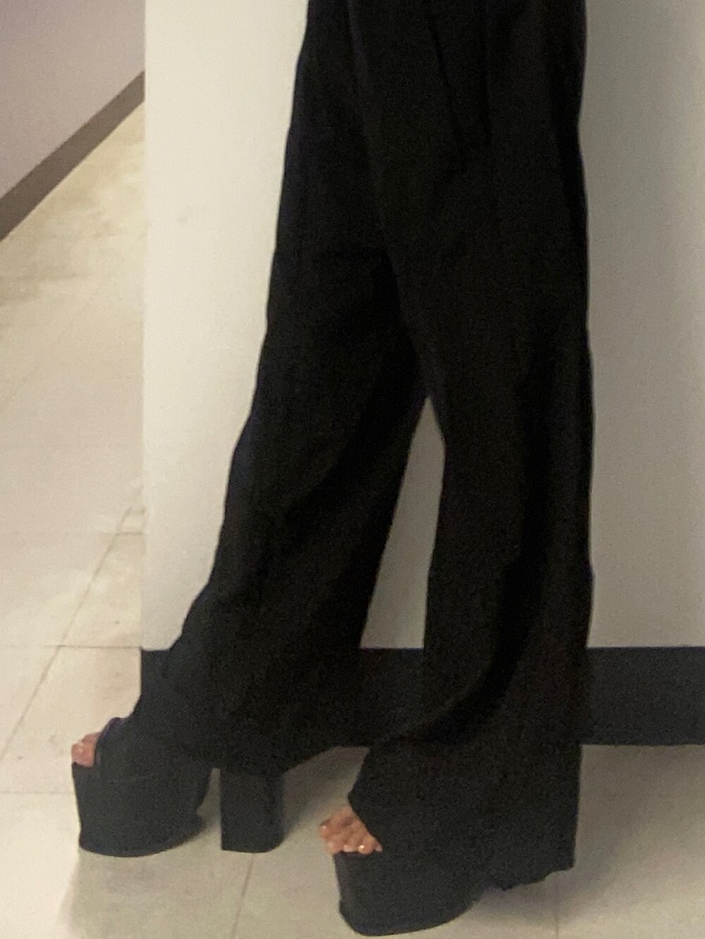 ブルー系のカーディガン/ボレロ、ホワイト系のニット/セーター、ブラック系のその他パンツを着用したレディースの春コーディネートの7枚目の写真