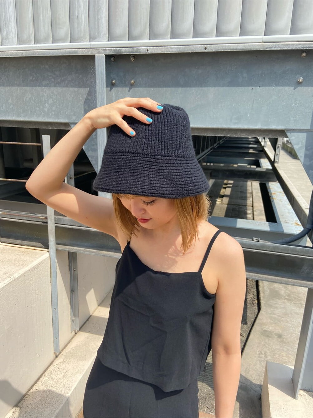 ブラック系のつなぎ/オールインワン、ブラック系のサンダル、ブラック系のハットを着用したレディースの夏コーディネートの7枚目の写真