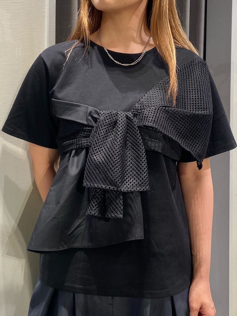 ブラック系のTシャツ/カットソー、ブルー系のその他パンツ、ブラック系のサンダルを着用したレディースの夏コーディネートの4枚目の写真