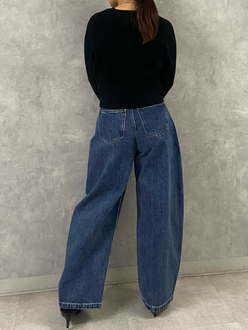 ブラック系のカーディガン/ボレロ、ブルー系のデニムパンツ、ブラック系のサンダルを着用したレディースの春コーディネートの3枚目の写真