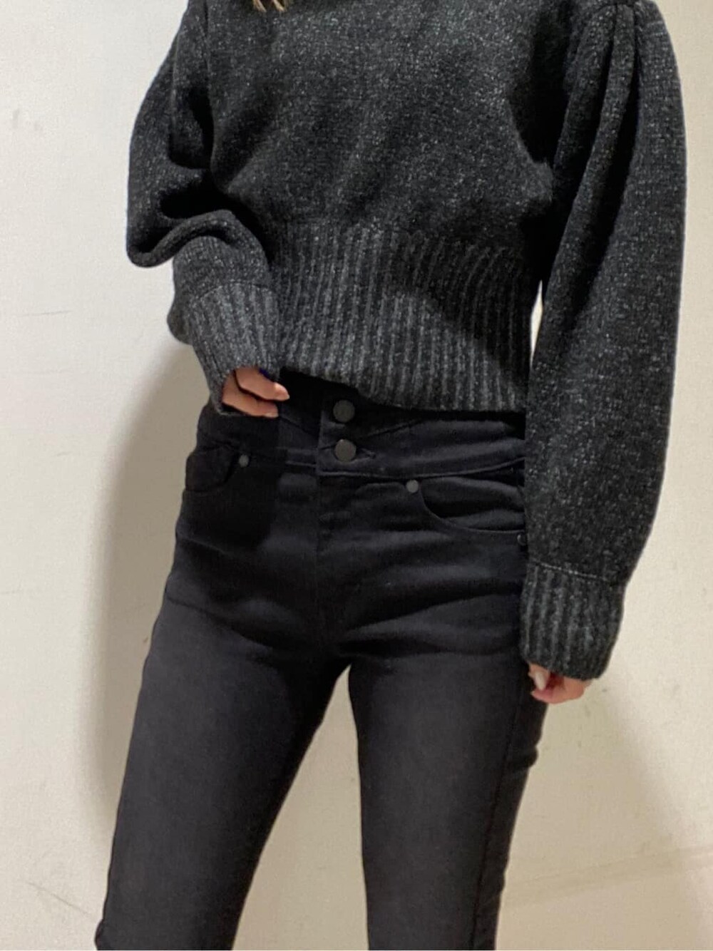 ブラック系のローファー、ブラック系のニット/セーター、ブラック系のデニムパンツを着用したレディースの冬コーディネートの5枚目の写真