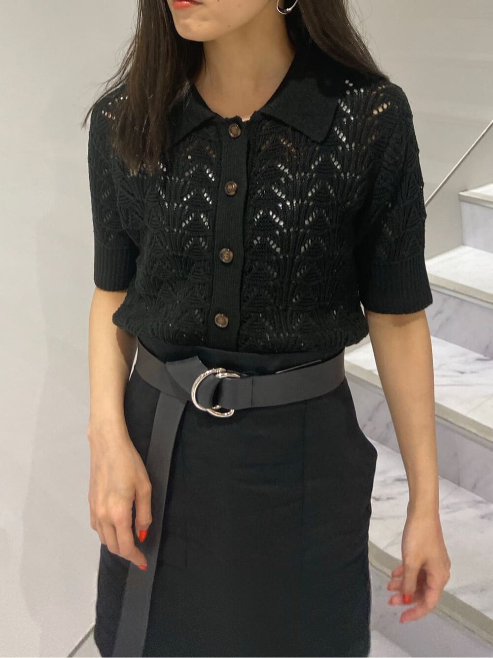 ブラック系のサンダル、ブラック系のニット/セーター、ブラック系のスカートを着用したレディースの夏コーディネートの6枚目の写真