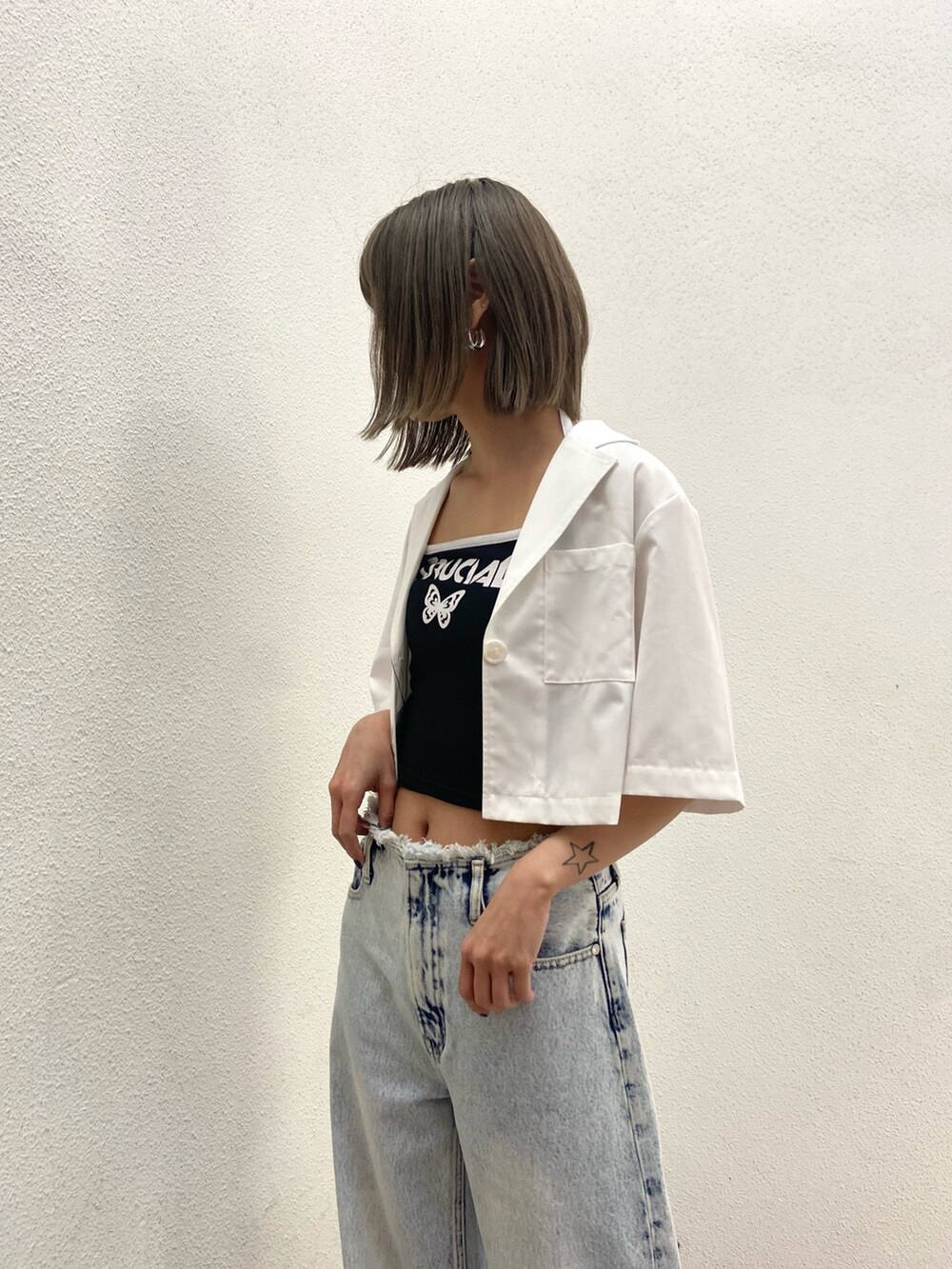 ホワイト系のシャツ/ブラウス、ブラック系のキャミソール、ブルー系のデニムパンツを着用したレディースの春コーディネートの5枚目の写真