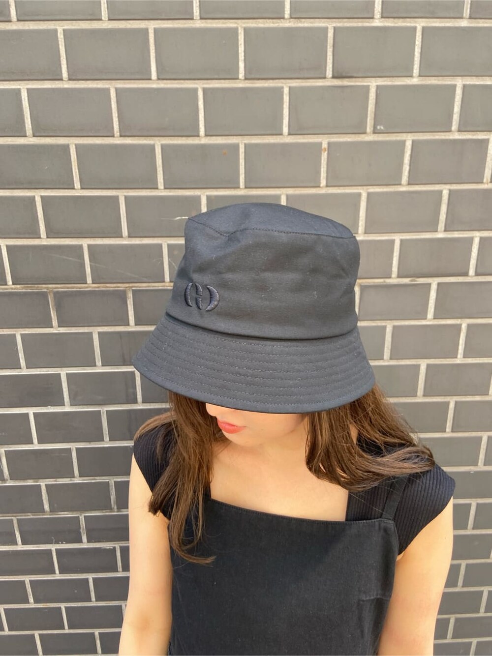 ブラック系のワンピース、ブラック系のサンダル、ブラック系のタンクトップを着用したレディースの夏コーディネートの7枚目の写真