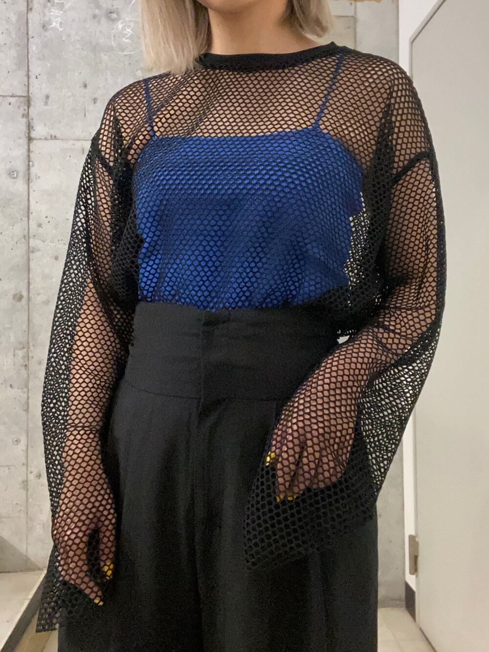 ブラック系のTシャツ/カットソー、ブルー系のキャミソール、ブラック系のその他パンツを着用したレディースの春コーディネートの5枚目の写真